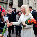 Kronprinsparet møtte norske studenter på sin vandring gjennom gamlebyen. Studentene hadde blomster til Kronprinsen og Kronprinsessen. Foto: Lise Åserud, NTB scanpix.
